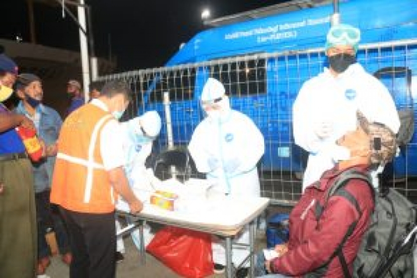 KM Ciremai Muat 15 Penumpang Positif Turun di Pelabuhan Jayapura. [Foto: Polresta Jayapura]