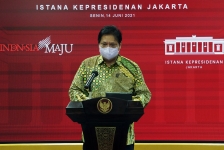 Ketua KPCPEN Airlangga Hartarto memberikan keterangan pers usai Rapat Terbatas mengenai Penanganan Pandemi COVID-19, Senin (14/06/2021), di Jakarta. [Foto: Humas Setkab/Agung]