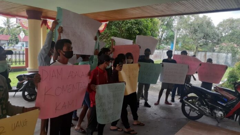 Puluhan Atlet Saat Menggelar Aksi di Kantor Dispora Malut. [Foto: Dok. Massa Aksi]