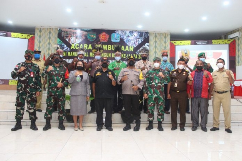 Pembukaan TNI Manunggal Membangun Desa (TMMD) Ke-111 di Kodim 1708 Biak Numfor. [Foto: tribratanews]