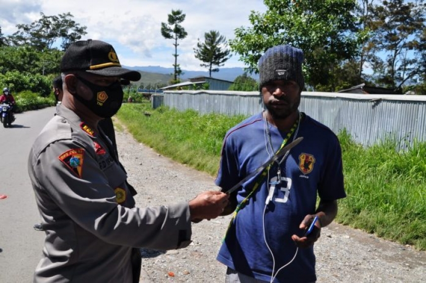 Polisi Amankan Sajam di Wamena Papua. [Foto: tribratanews]