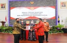 Serah terima jabatan Kepala Perwakilan BPK Perwakilan Provinsi Papua. [Foto: Pemprov Papua]