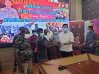 Senpi Jenis Revolver Peninggalan Adat Diserahkan ke Polres Bintuni. [Foto: ist]