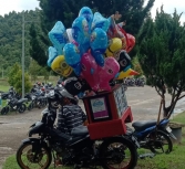 Dagangan Para Pedagang Kecil Laris Saat Nobar Pelantikan Bupati Bintuni. [Foto: JP/MW]