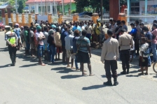Polres Nabire Amankan Jalannya Demo Damai di Nabire. [Foto: tribratanews]