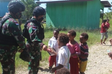 Pamtas Yonif 403/WP Wujudkan Desa ASRI di Perbatasan RI-PNG. [Foto: tni.mil.d]