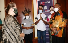 Apresiasi Gubernur Papua, Wakil Dubes Amerika Lepas 24 Pelajar Papua. [Foto: Pemprov Papua]
