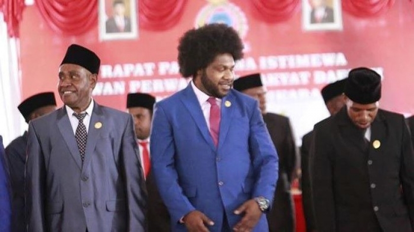 Ketua DPRD Kabupaten Tolikara, Sonny Arson Wanimbo (tengah). [Foto: Dok. Nasdem]