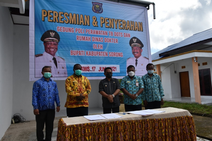Peresmian dan penyerahan Gedung Poli Perawatan TB Dots dan Rumah Dinas Dokter. [Foto: Diskominfo Kabupaten Sorong]