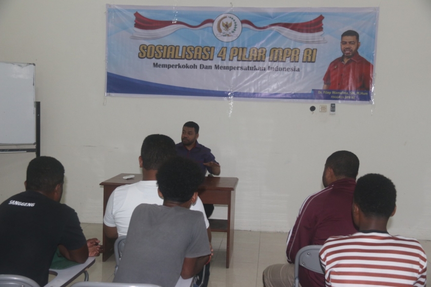 Filep wamafma bersama para pemuda sanggeng saat menggelar sosialisasi 4 Pilar MPR RI di aula STIH Manokwari, 20 Mei 2021