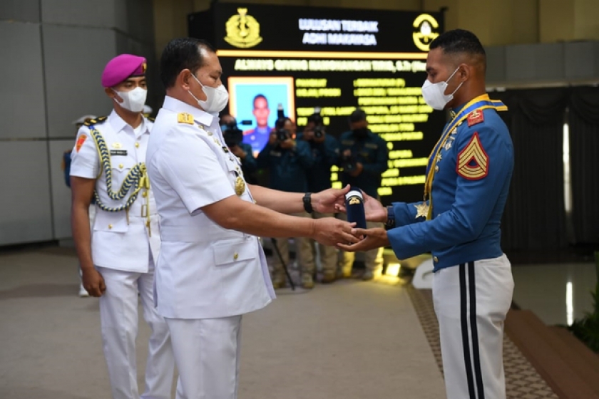 Kepala Staf Angkatan Laut (Kasal) Laksamana TNI Yudo Margono menganugerahkan gelar Adhi Makayasa kepada Putra Papua anak juru parkir di Jayapura. [Foto: Dinas Penerangan Angkatan Laut]