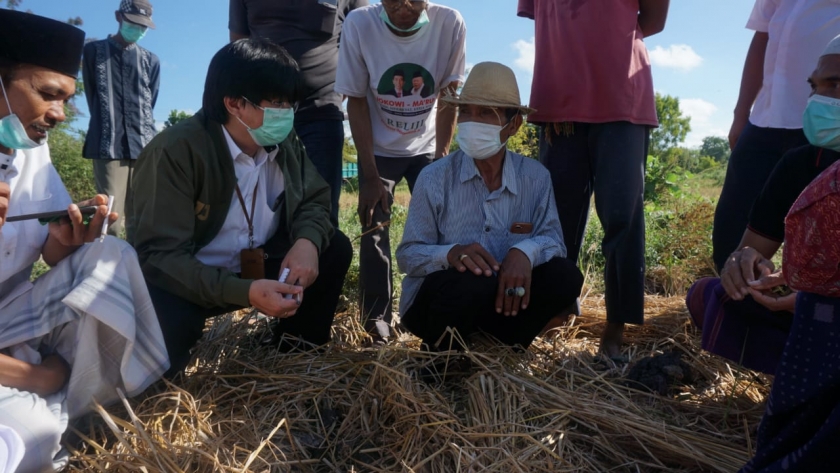 Tenaga Ahli Utama Kedeputian IV KSP Joanes Joko saat mendengarkan aduan masyarakat di Lombok, NTB. [Foto: KSP]