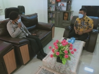 Senator Filep Wamafma Berdiskusi Bersama Wakapolres Manokwari. [Foto: WRP]