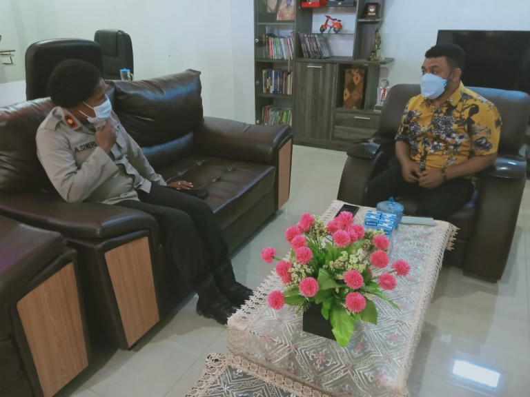 Senator Filep Wamafma Berdiskusi Bersama Wakapolres Manokwari. [Foto: WRP]