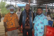 Senator Filep Wamafma (kiri), kepala suku Biak terpilih Papua Barat H. Korwa (tengah) dan kepala suku Biak Sorsel (kanan) saat menghadiri pembukaan pentas seni budaya dan teater suku Byak yang dilaksanakan insos kabor se sorong raya. [Foto: JP/WRP]
