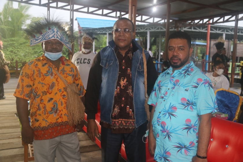 Senator Filep Wamafma (kiri), kepala suku Biak terpilih Papua Barat H. Korwa (tengah) dan kepala suku Biak Sorsel (kanan) saat menghadiri pembukaan pentas seni budaya dan teater suku Byak yang dilaksanakan insos kabor se sorong raya. [Foto: JP/WRP]
