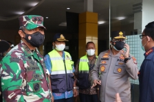 Kapolda dan Pangdam Kasuari Tinjau Aktivitas Bandara & Pelabuhan di Manokwari. [Foto: WRP]