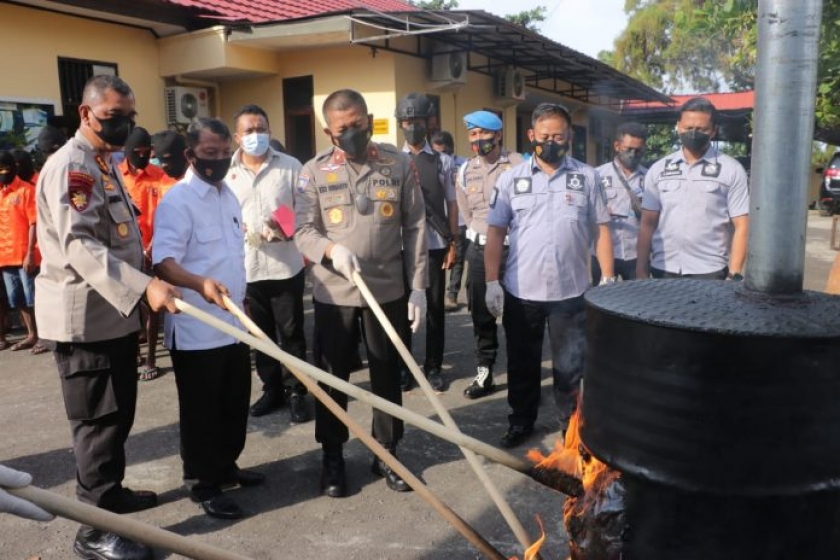 Wakapolda Papua Pimpin Pemusnahan Narkotika dan Miras Ilegal. [Foto: Humas Polda Papua]