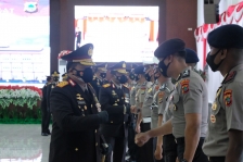 295 Anggota Polda Papua Barat Naik Pangkat, Ini Pesan Kapolda. [Foto: Polda Papua Barat]