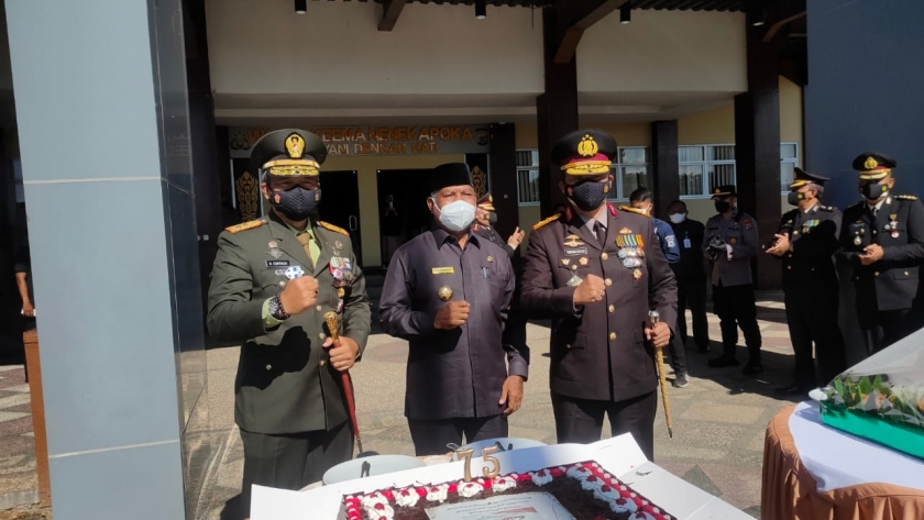 Pangdam Mayjen Cantiasa Beri Kejutan Kepada Kapolda Papua Barat. [Foto: ist]