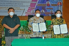 Kepala Badan Keahlian (BK) Sekretariat Jenderal DPR RI Inosetius Syamsul (tengah) foto bersama usai Focus Group Discussion (FGD) yang digelar BK DPR RI dan Institut Agama Kristen Nasional di IAKN Manado, Sulawesi Utara, Selasa (29/6/2021). [Foto: DPR RI]