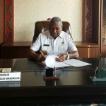 Gubernur Papua Barat, Dominggus Mandacan. [Foto: @DMandacan]