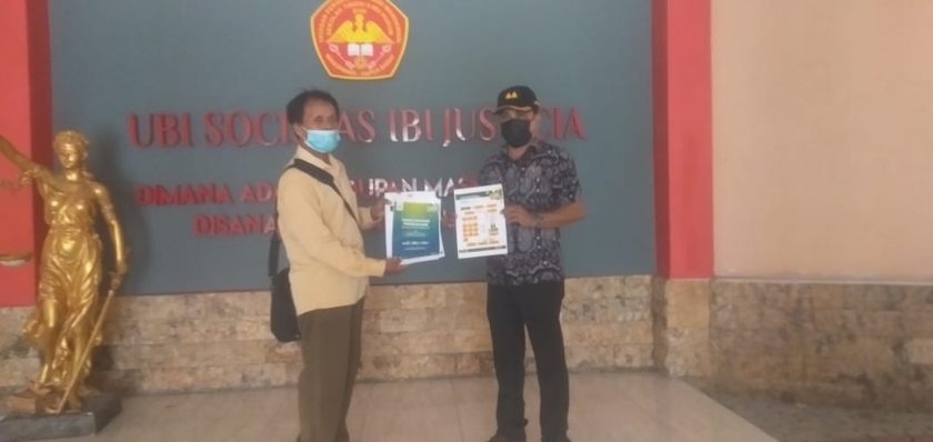 Pihak Kejati Papua Barat serahkan blangko penerimaan CPNS Kejaksaan RI kepada STIH Manokwari, Jumat (2/7). [Foto: WRP]