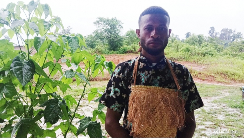 Arnol Pigo saat menggunakan noken khas Papua berbahan kulit pohon Dobfarutu. [Foto: JP/MW]