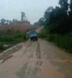 Kondisi Jalan Menuju TPA Bintuni Licin Jadi Kendala Truk Sampah Perusda. [Foto: JP/MW]