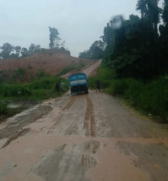 Kondisi Jalan Menuju TPA Bintuni Licin Jadi Kendala Truk Sampah Perusda. [Foto: JP/MW]