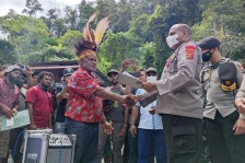Bertemu Kapolda Papua, Begini Tuntutan Massa Pendukung Erdi-Jhon. [Foto: kompas.com]