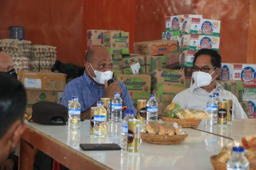Kapolda Papua Kunjungi Pengungsian Warga Terdampak Kerusuhan di Yalimo. [Foto: tribratanews]