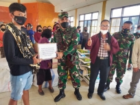 Dandim 1702/JWY Salurkan Bantuan Pangdam Cenderawasih di Yalimo. [Foto: tni.mil.id]