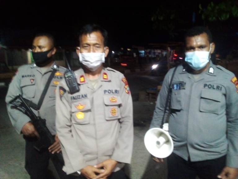 Polres Manokwari Lakukan Sidak Pedagang Kaki Lima dan Warung Makan. [Foto: JP/Rolly]