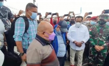  Gubernur Papua Lukas Enembe tiba di Bandara Sentani, Jumat (9/7/2021). [Foto: Ist/Jubir Gubernur Papua]