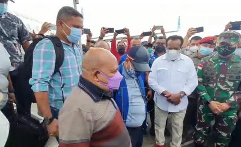  Gubernur Papua Lukas Enembe tiba di Bandara Sentani, Jumat (9/7/2021). [Foto: Ist/Jubir Gubernur Papua]