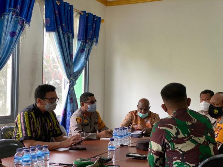 Kapolres Tolikara Hadiri Rapat Penetapan Batas Wilayah 2 Distrik. [Foto: tribratanews]
