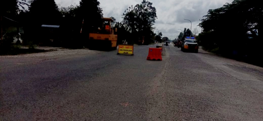 Satlantas Polres Bintuni Berlakukan Rekayasa Lalin di Jalan Utama SP 5. [Foto: JP/MW]