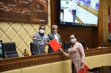 Anggota Pansus Otonomi Khusus (Otsus) Papua MY Esti Wijayati saat menyerahkan pandangan akhir Fraksi PDI-Perjuangan dalam Rapat Kerja Pansus Otsus Papua bersama pemerintah, di Gedung Nusantara, Senayan, Jakarta, Senin (12/07/2021). [Foto: Arief/Man]