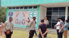 Tuntut Hak Ulayat, Warga Palang Puskesmas Karubaga Tolikara. [Foto: Humas Polda Papua]