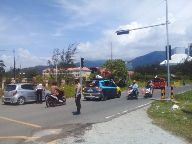 Kapolda Papua Barat Tinjau Pos PPKM Darurat Maruni Manokwari. [Foto: JP/Rolly]