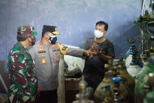 Kapolda Papua Barat dan Pangdam XVIII Kasuari Mengecek Ketersediaan Stok Tabung Oksigen untuk Pasien Covid-19. [Foto: Polda Papua Barat]