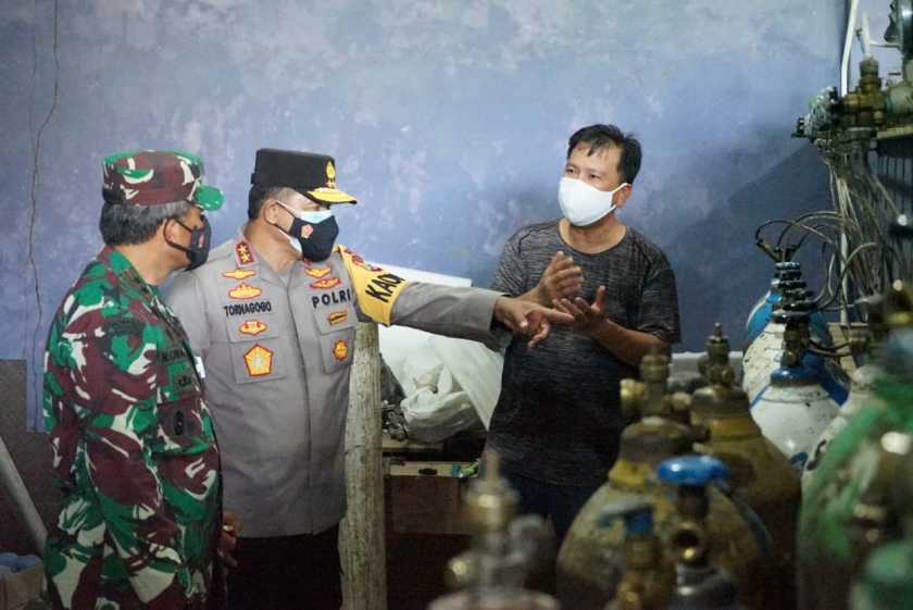 Kapolda Papua Barat dan Pangdam XVIII Kasuari Mengecek Ketersediaan Stok Tabung Oksigen untuk Pasien Covid-19. [Foto: Polda Papua Barat]
