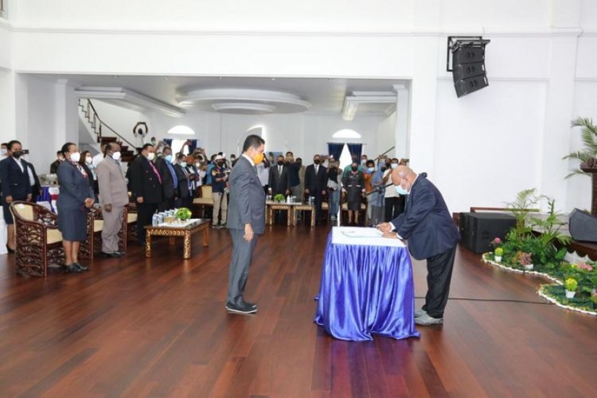 Gubernur Enembe Lantik Plt Sekda Papua Muhammad Ridwan Rumasukun. [Foto: Stafsus Gubernur Papua]