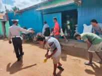 Warga Merauke Tak Pakai Masker Diberi Sanksi Bersihkan Sampah. [Foto: Polres Merauke]