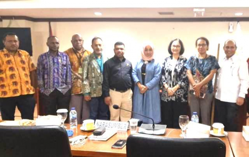 Foto bersama Pansus Papua DPD RI usai pertemuan bersama Jaringan Damai Papua (JDP), ELSAM, dan Tabloid Jubi. 