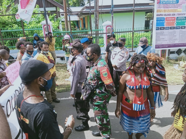Solidaritas Mahasiswa Papua Demonstrasi Tolak RUU Otsus di Manokwari. [Foto: WRP]
