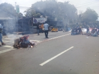 Tak Berhasil Temui MRPB, Massa Akan Kembali Gelar Aksi Tolak Otsus. [Foto: JP/Rolly]