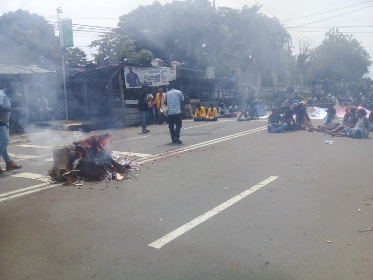 Tak Berhasil Temui MRPB, Massa Akan Kembali Gelar Aksi Tolak Otsus. [Foto: JP/Rolly]