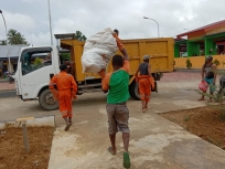 Gunakan Terpal Tutupi Sampah, Perusda Bintuni Maksimalkan Pelayanan. [Foto: JP/MW]